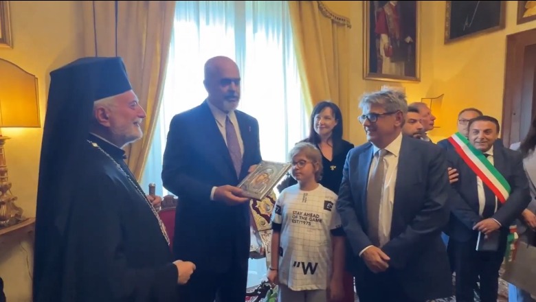 Rama vizitë në Kalabri i shoqëruar nga 3 kryebashkiakë! Shkëmben dhurata simbolike me peshkopin e Eparkisë Arbëreshe të Ungrës
