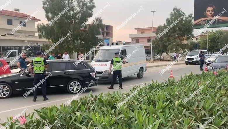 Aksident në rrugën transballkanike në Vlorë, 'Benz'-i përplaset me një makinë të parkuar! Plagoset pasagjerja