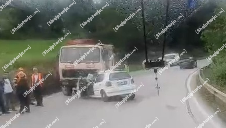Aksident në Librazhd, makina përfundon poshtë kamionit! 2 të plagosur