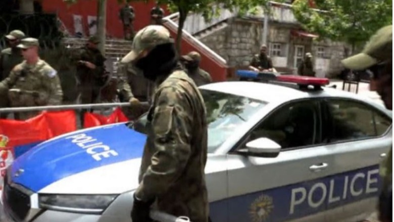U sulmua me gurë, KFOR-i ndihmon policinë e 	Kosovës të largojë makinën e bllokuar nga protestuesit serbë në Zveçan