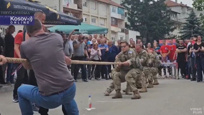 VIDEO/ Serbët dhe pjesëtarët e KFOR-it në Leposaviç masin forcën e tyre me tërheqje litari, ja kush fitoi