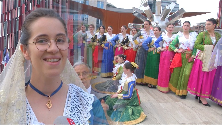 Arbëreshët në Tiranë! Parada e traditës 6-shekullore me këngë e kostume të trashëguara: U kthyem në shtëpinë tonë! Gjuha, pengu ynë