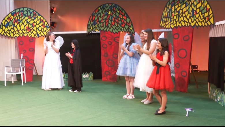 Kukësi përgatitet për festivalin e teatrove në Berat! Aktorët e vegjël vënë në skenë 'Zana Mendjelehtë'