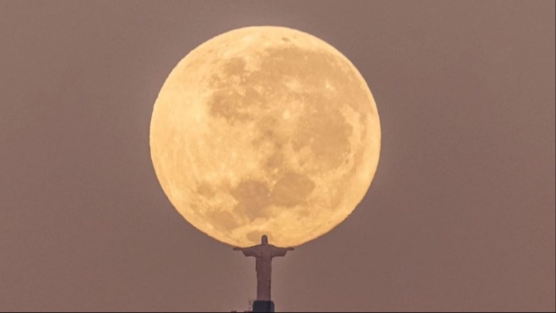 FOTO magjike, statuja e famshme e Jezusit në Rio De Janero ‘ngre’ hënën me duar