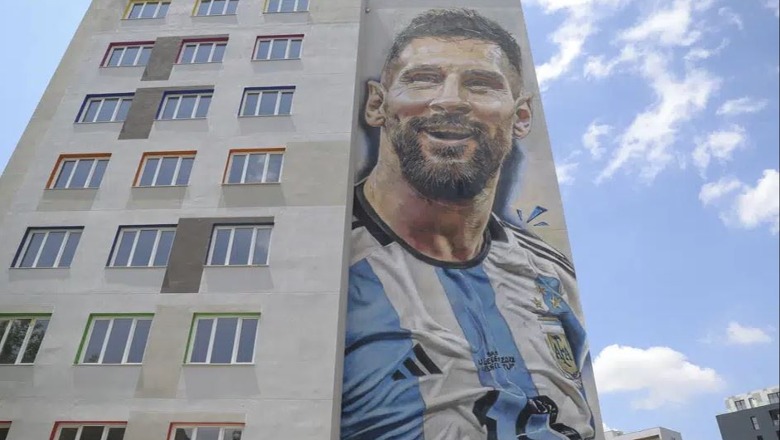 Murali i Messit në konviktin e studentëve në Tiranë, media e huaj AP: Lumturohen shqiptarët