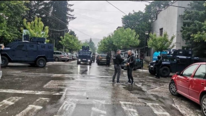 Situata në veri të Kosovës, largohen autoblindat e policisë në Leposaviç