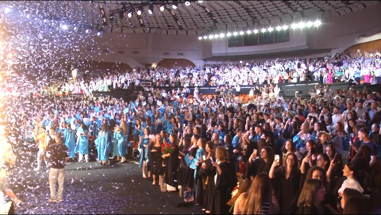 Ceremonia/ 1 mijë të diplomuar në mjekësi ‘hedhin kapelat’! Studentja: U bëra mjeke se doja të shëroja familjarët