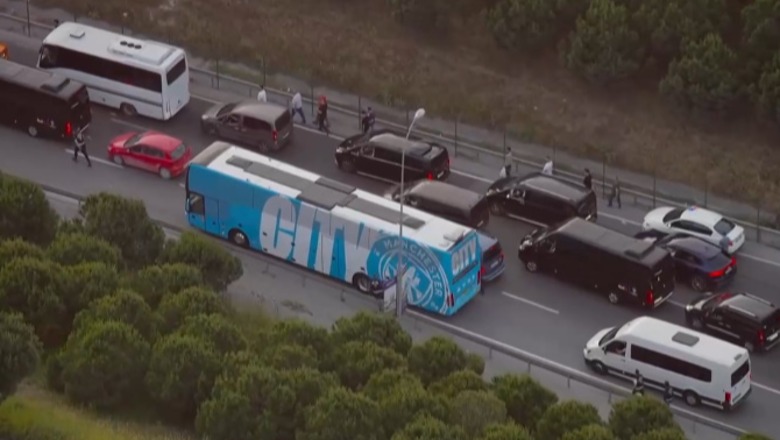 VIDEO/ Trafik i rënduar në Stamboll, autobusi i Manchester City-t mbetet në rrugë