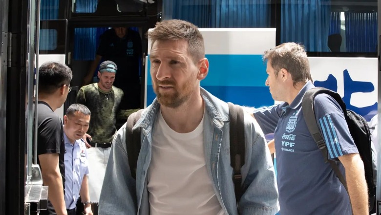 Messi bllokohet në aeroport, sulmuesi probleme me pasaportën (VIDEO)