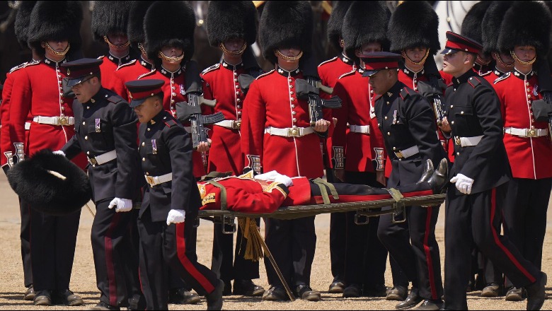 VIDEO/ Përgatitjet për paradën e ditëlindjes së mbretit, ushtarëve anglezë u bie të fikët nga i nxehti