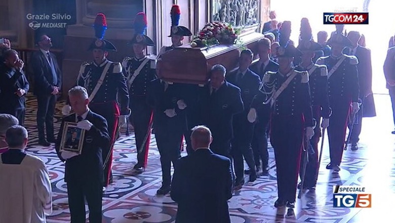 Arkivoli i Berlusconit mbërrin në Katedralen e Milanos! Fëmijët dhe bashkëshortja shpërthejnë në lot
