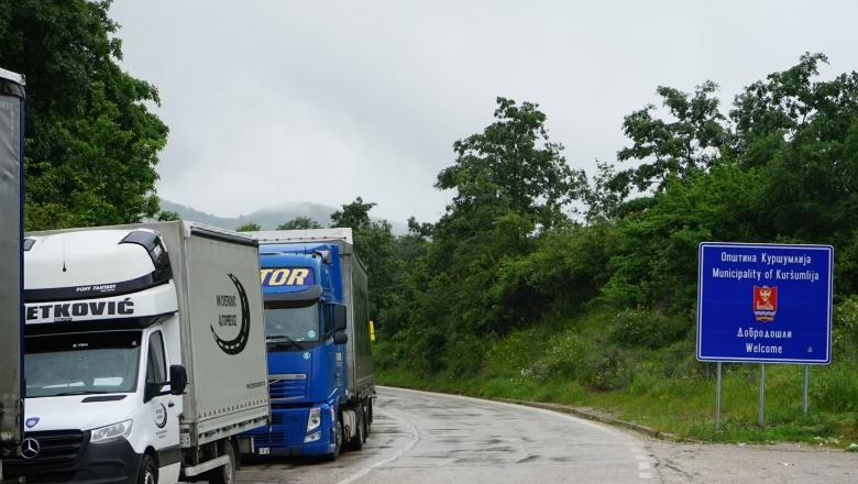 Dhjetëra kamionë nga Serbia presin në Merdare për të kaluar kufirin me Kosovën