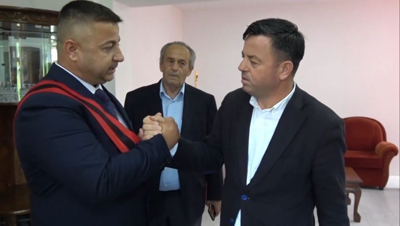 VIDEO/ Shtrëngim duarsh në bashkinë e Memaliaj, Gjolek Guci i dorëzon detyrën kryebashkiakut të djathtë, Albert Malaj