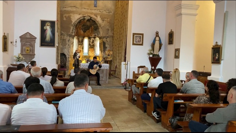 Për trashëgiminë, harmoninë fetare e vlerat e muzikës! Denis Bizhga performon me kitarë në kishën shekullore të Rubikut