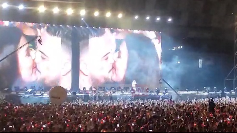 VIDEO/Momenti emocionues në koncertin e Elvana Gjatës, i riu i propozon të dashurës për martesë
