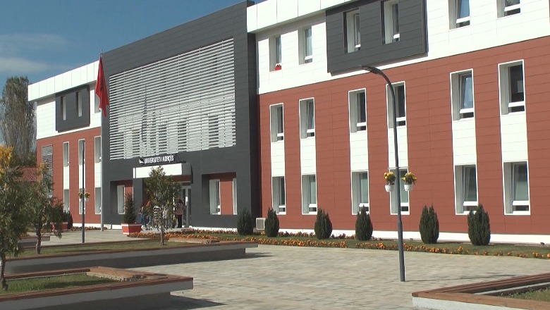 Rrezikon mbylljen, universiteti i Korçës kërkon të bashkohet me Tiranën! Rektori: Do dyfishohet numri i studentëve