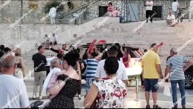 VIDEOLAJM/ Durrës, dasmorët i bashkohen festivalit 