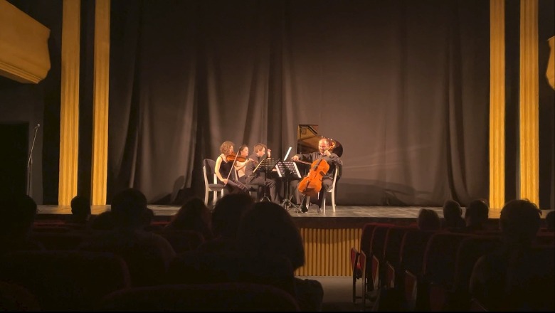Muzikë franceze nga trio klasike në Vlorë! Instrumentisti Vlorent Xhafaj dhe dy artistë të huaj koncert për artdashësit vlonjat
