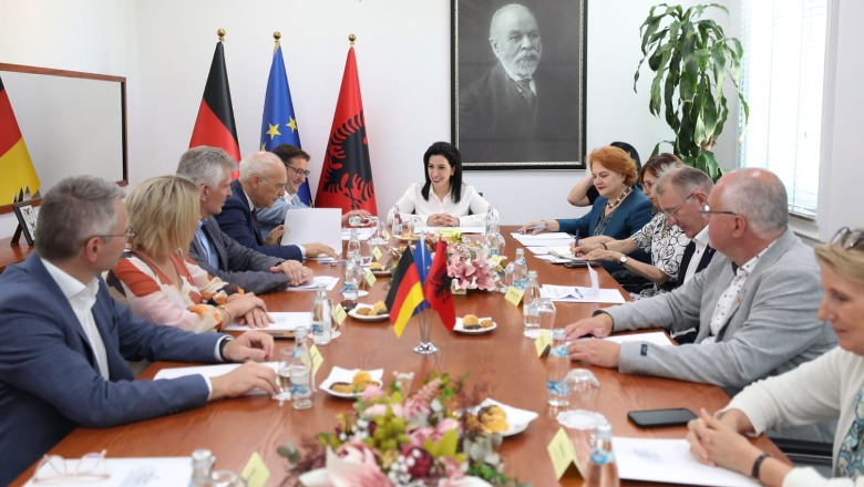 Deputetët e Bavarisë vizitojnë Tiranën, me ministren Kushi diskutojnë për forcimin e bashkëpunimit në fushën e arsimit