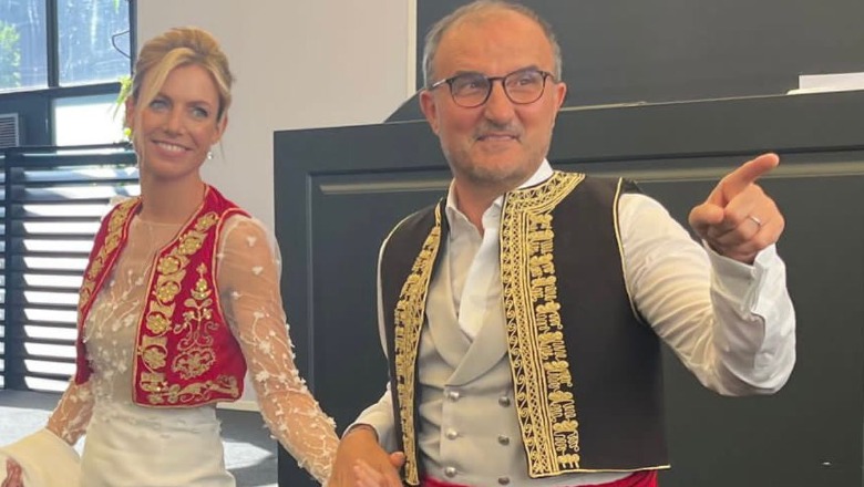 FOTOT/ Me brez dhe jelek tradicional shqiptar, pamje nga dasma e ish ambasadorit italian, Luigi Soreca 