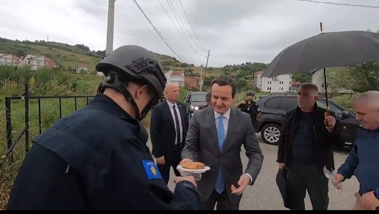 Pas tensioneve, Kurti shkon në veri për Kurban Bajramin, u jep bakllava e ëmbëlsira policëve: Përgatitje e lartë profesionale