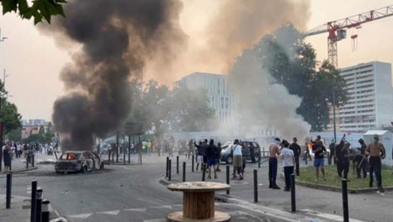 Dita e dytë e trazirave në Francë pas vrasjes së 17 vjeçarit, nëna e tij drejton protestën! Macron mobilizon 40 mijë policë! 180 të arrestuar, 170 policë të plagosur 