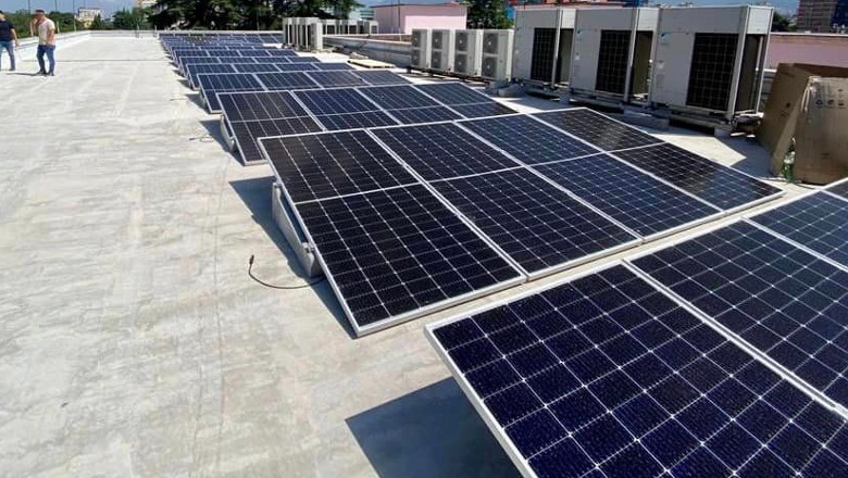 Nis faza e parë e programit të energjisë diellore për një sërë institucionesh, tarraca e godinës së Kryeministrisë plot me panele diellore
