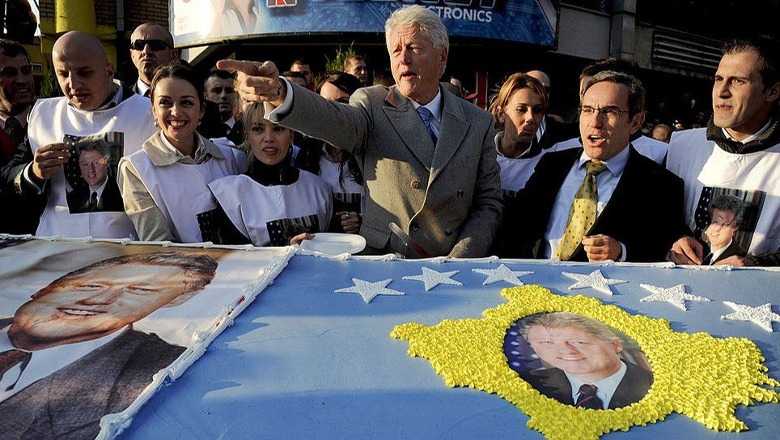 VIDEO/ Clinton, fjalimi historik që e bëri heroin e një kombi: Shqiptarët të jetojnë pa frikë në vendin e tyre! Ne luftën, ju fitoni paqen