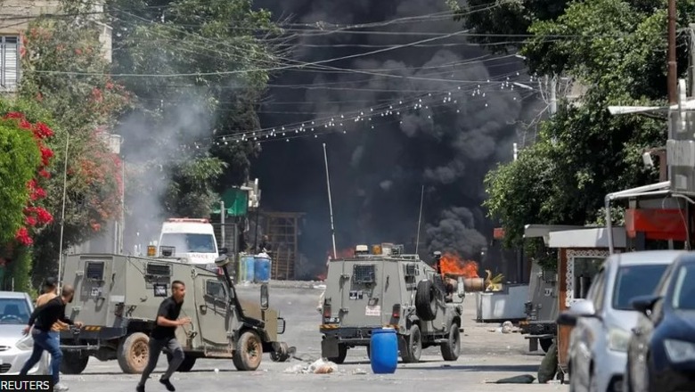 Forcat izraelite ende brenda kampit Jenin! Vijojnë shkëmbime zjarri dhe përleshje mes ushtarëve izraelitë dhe militantëve palestinezë,10 të vrarë dhe 100 të plagosur 