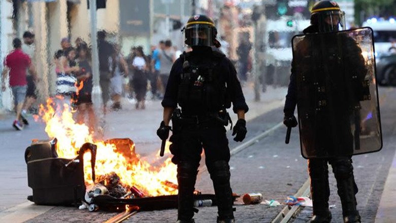 Protestat në Francë, vdes 27-vjeçari i qëlluar me një plumb gome nga policia në Marsejë! Macron gati ligjin për të rindërtuar zonat e dëmtuara