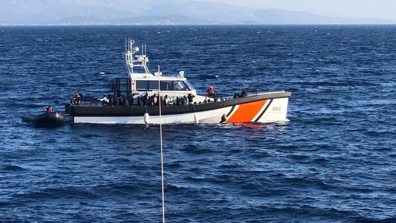 Rrezikuan të mbyteshin në Egje! Anija ‘Butrinti’ së bashku me anijet greke dhe turke shpëtojnë gomonen me 55 emigrantë (Fotot)
