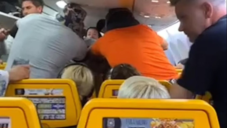 Sherr në avion për ulësen nga dritarja, zihen me grushta britaniku dhe amerikani (VIDEO)