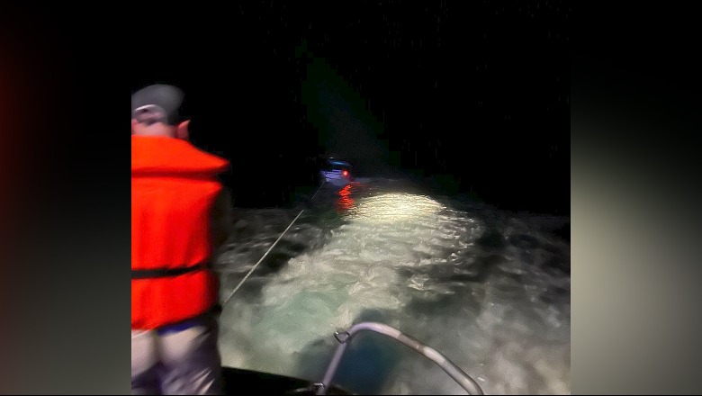 Mbetën në mes të detit pasi skafi pësoi defekt, policia shpëton 12 turistë në Kepin e Rodonit gjatë natës, 8 prej tyre fëmijë 
