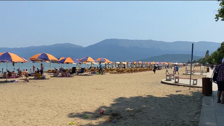 Sezoni veror, plazhet pa vëzhgues në Pogradec, privati shkel ligjin! Bashkia: U kemi lënë dy ditë afat, pritet ndërtimi i kullave të vrojtimin në vijën liqenore