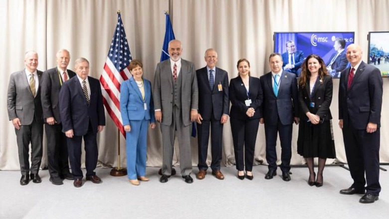 Rama ndan foton krah senatorëve amerikan Xhaçkës, Vlora Hysenit dhe Peleshit në samitin e NATO-s: Fokusi, shtensionimi i situatës në veri të Kosovës 