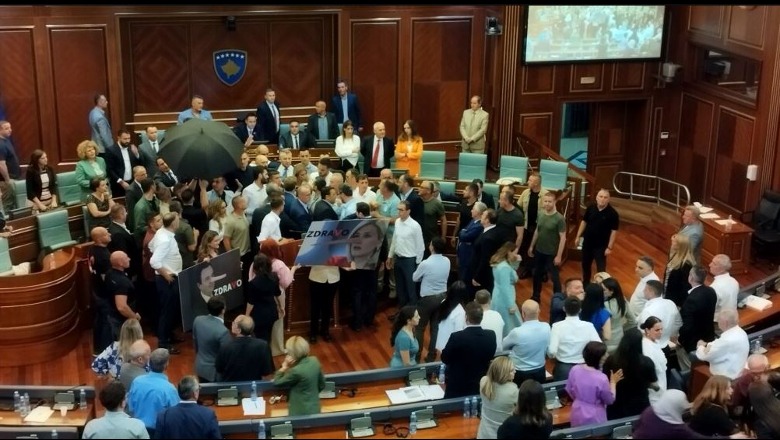 Konjufca paralajmëron deputetët opozitarë me largim nga seanca