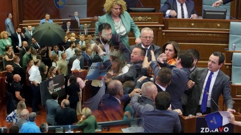 VIDEO/ Sërish përleshje në Kuvendin e Kosovës, opozita bllokon foltoren! Deputetët e PDK-së u goditën me Kurtin dhe Bislimin! Prokuroria nis hetimet! Rama: E turpshme