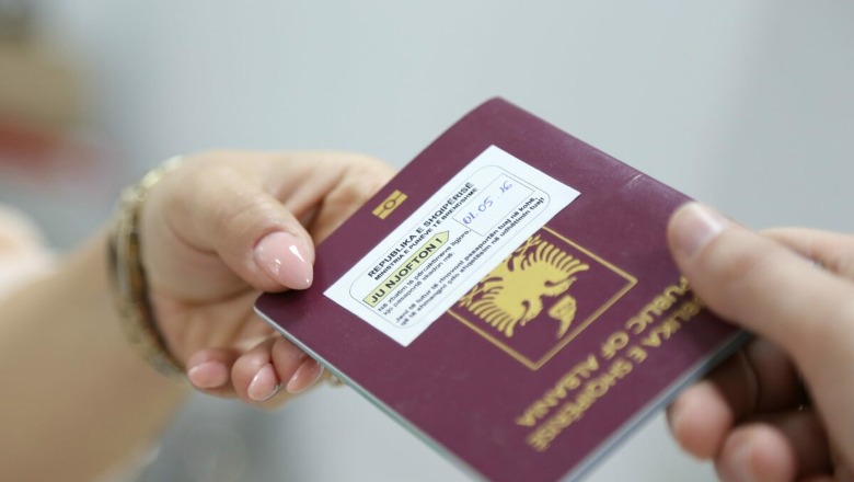 Të rinjtë shqiptarë po lënë nënshtetësinë, por dyfishohet numri i shtetasve që morën pasaportë shqiptare
