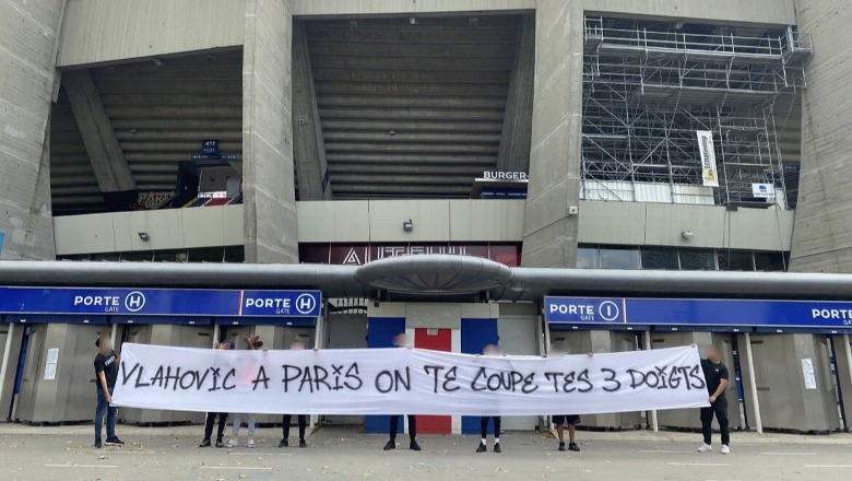 Tifozët bëjnë simbolin e 'Shqiponjës', ultrasit e PSG-së kërcënojnë Vlahovic: Do t'i presim tre gishtat në Paris