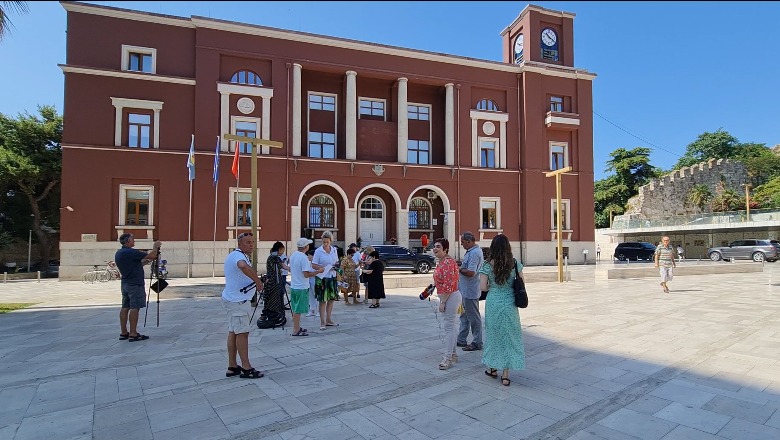 Rindërtimi/ Disa banorë protestojnë para Bashkisë së Durrësit: Kemi katër muaj pa marrë bonusin e qirasë! Pallati ka mbaruar, pse s’na japin çelësat
