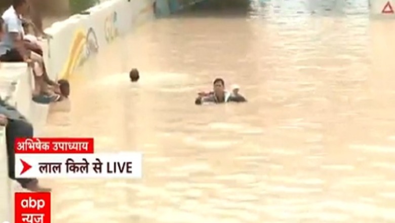 VIDEO/ Gazetari raporton për përmbytjet ndërsa uji i vjen gati në fyt, por, jo gjithçka është ashtu siç duket