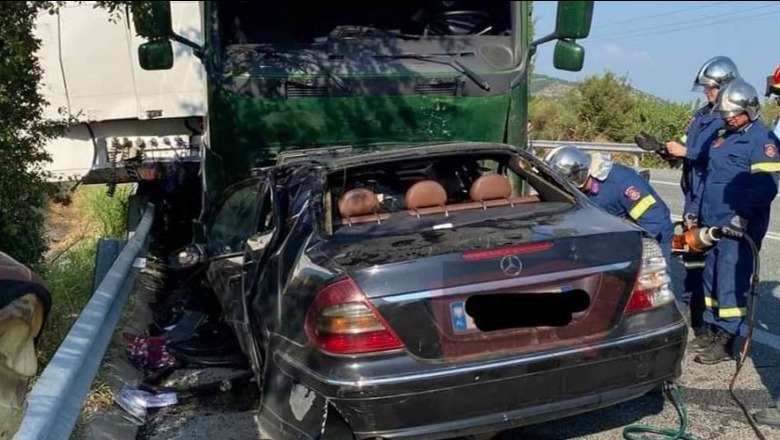 Aksident tragjik në Greqi, makina hyn në korsinë e gabuar dhe përplaset 'kokë me kokë' me kamionin! Vdesin 5 shqiptarë