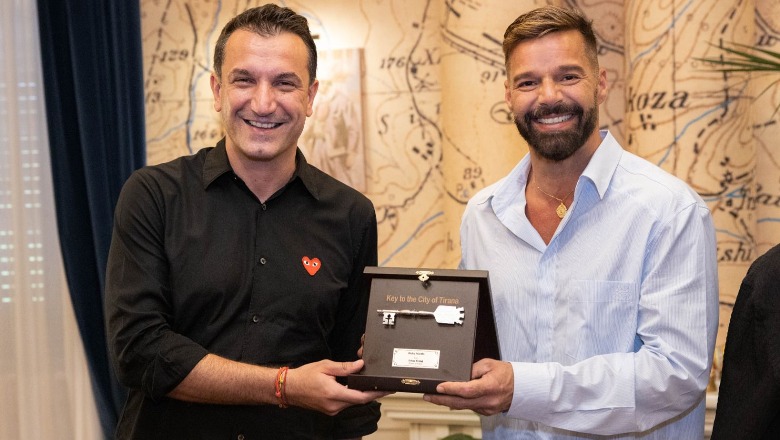 Veliaj pret këngëtarin e famshëm Ricky Martin, i jep Çelësin e Qytetit: Krenar që këngëtarë kaq të mëdhenj vlerësojnë Tiranën
