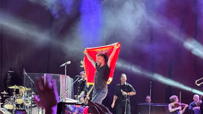 VIDEO/ Nga performanca me flamurin kuq e zi në krahë e deri te premtimi për tu rikthyer sërish! Ricky Martin ndez Tiranën me tingujt e muzikës latine 