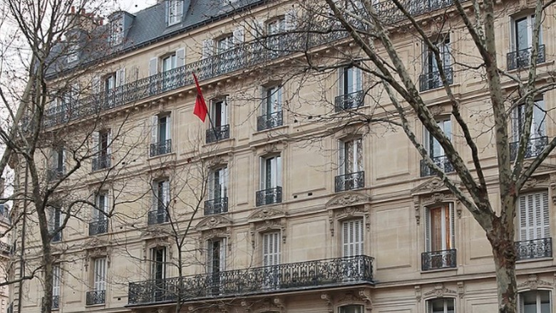 Në Ambasadën shqiptare në Paris, për hall