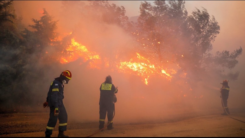 Greqia në ‘luftë’ me flakët, Mitsotakis: Zjarri në Rodos ka dëmtuar 10% të hoteleve të ishullit