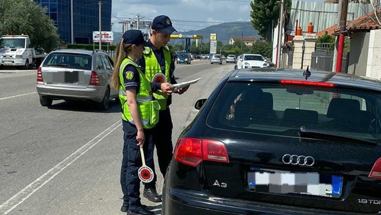 Policia rrugore kontrolle në akset kryesore në Elbasan, në pranga një drejtues mjeti dhe nën hetim 3 të tjerë! Gjobiten 1757 shoferë
