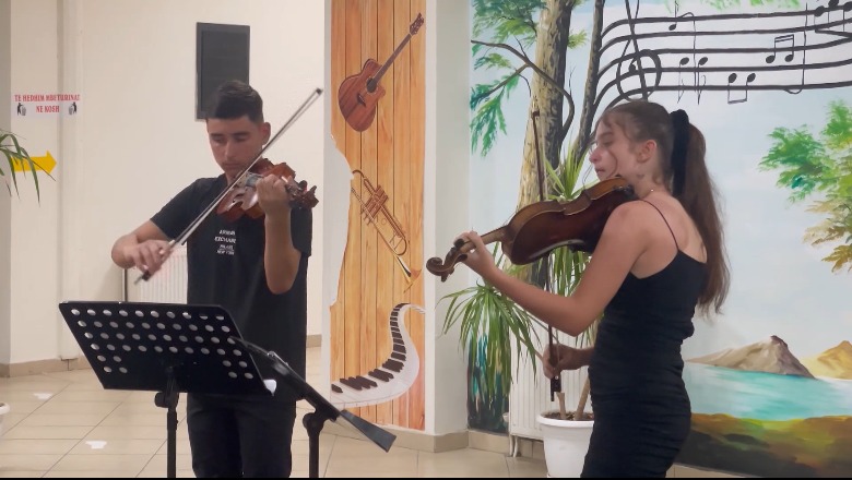 Ansambël harqesh e kuartete, muzikë klasike në Lezhë! Nxënësit e shkollës ‘Besëlidhja’ në piano dhe violinë