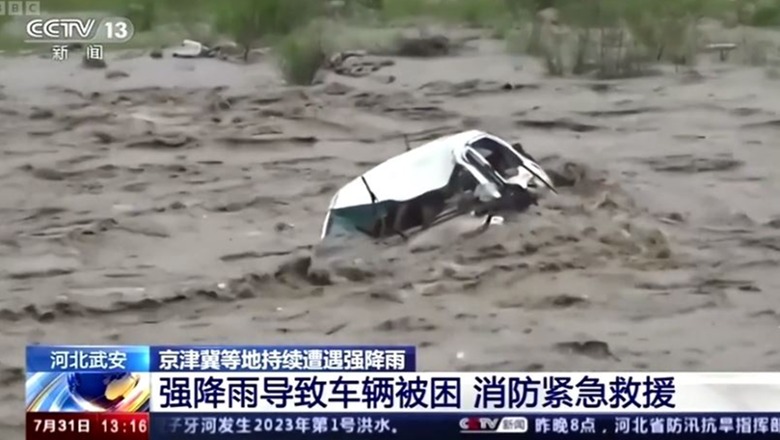 VIDEO/ Përmbytjet masive në Kinë marrin para një makinë, burri brenda automjetit shpëtohet nga zjarrfikësit