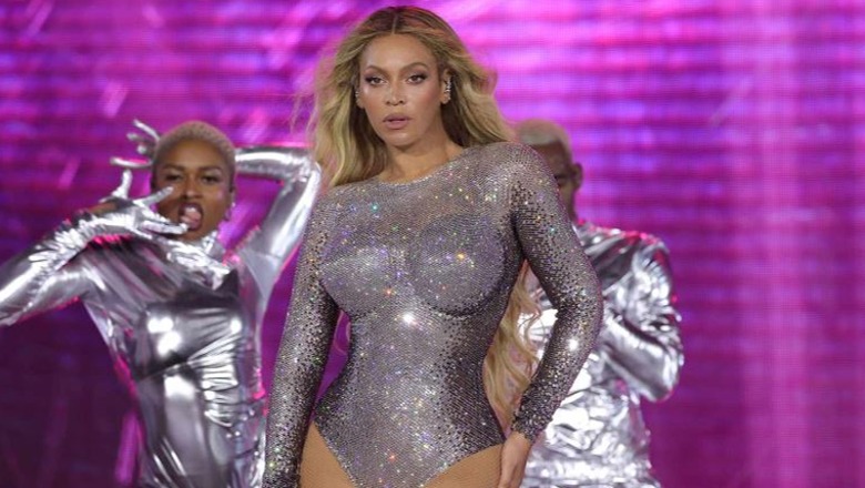 VIDEO/ Po e ndihmonte të zbriste nga skena përmes shkallëve, një roje sigurie prek të pasmet e Beyonce